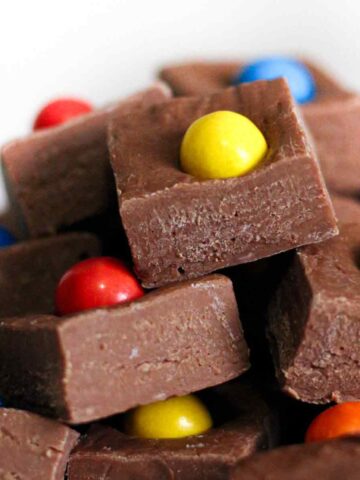 3 ingredient m&m fudge pile