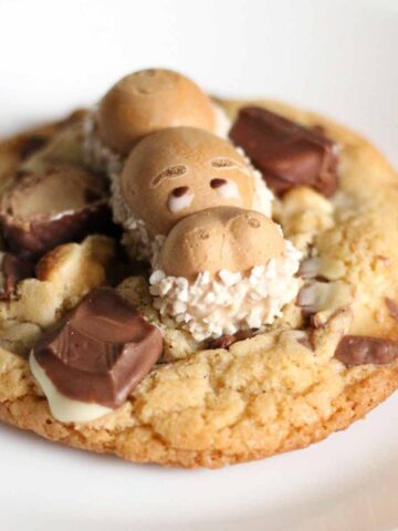 kinder cookies with hippo and chocolate pieces on top