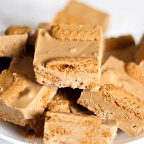 squares of easy lotus biscoff fudge