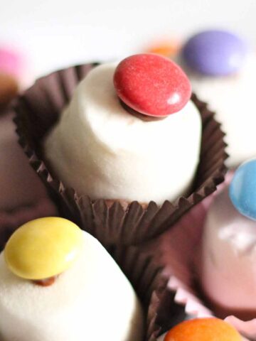 thumbnail image of pile of marshmallow top hats cakes