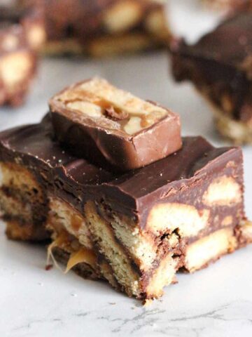 thumbnail image of snickers traybake slices