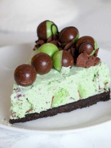 thumbnail image of no bake mint aero cheesecake with oreo base