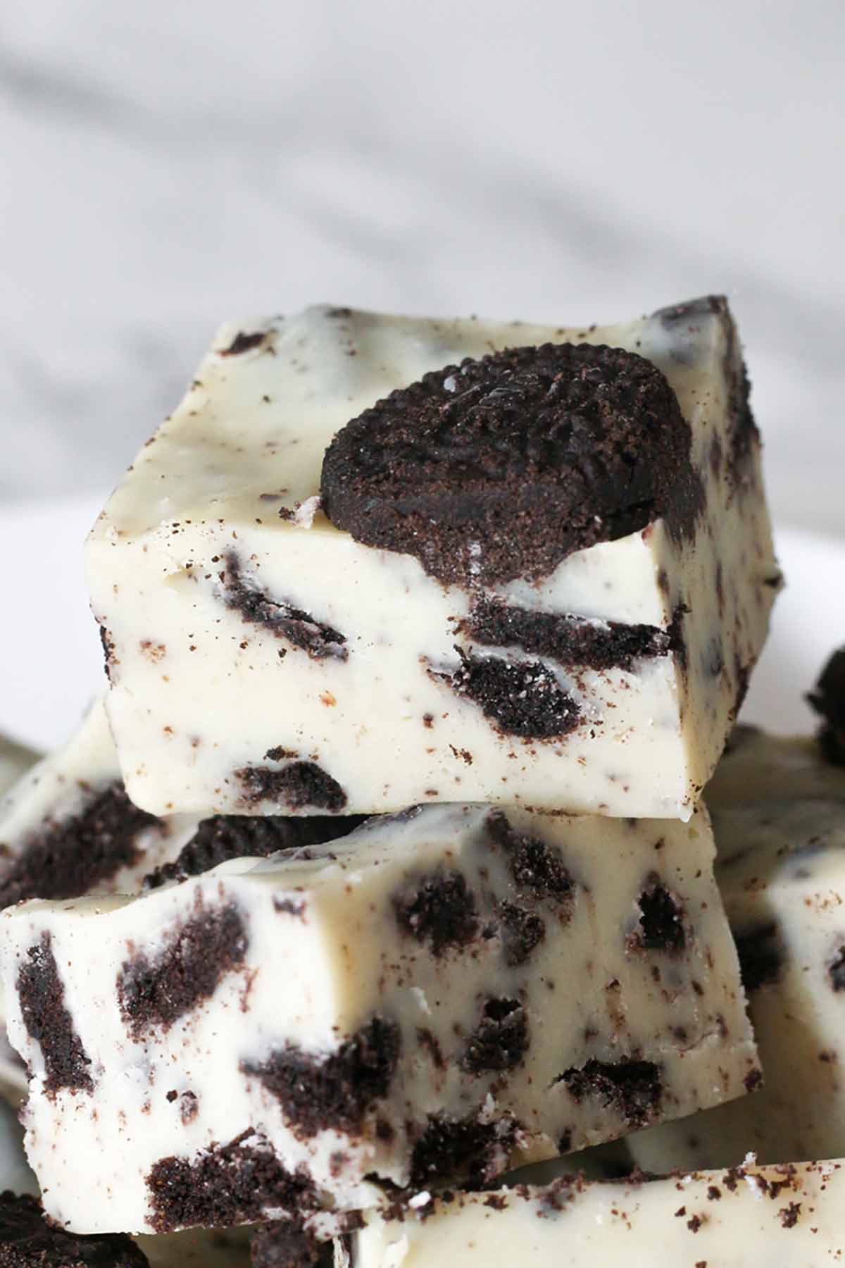 pile of oreo and white chocolate fudge