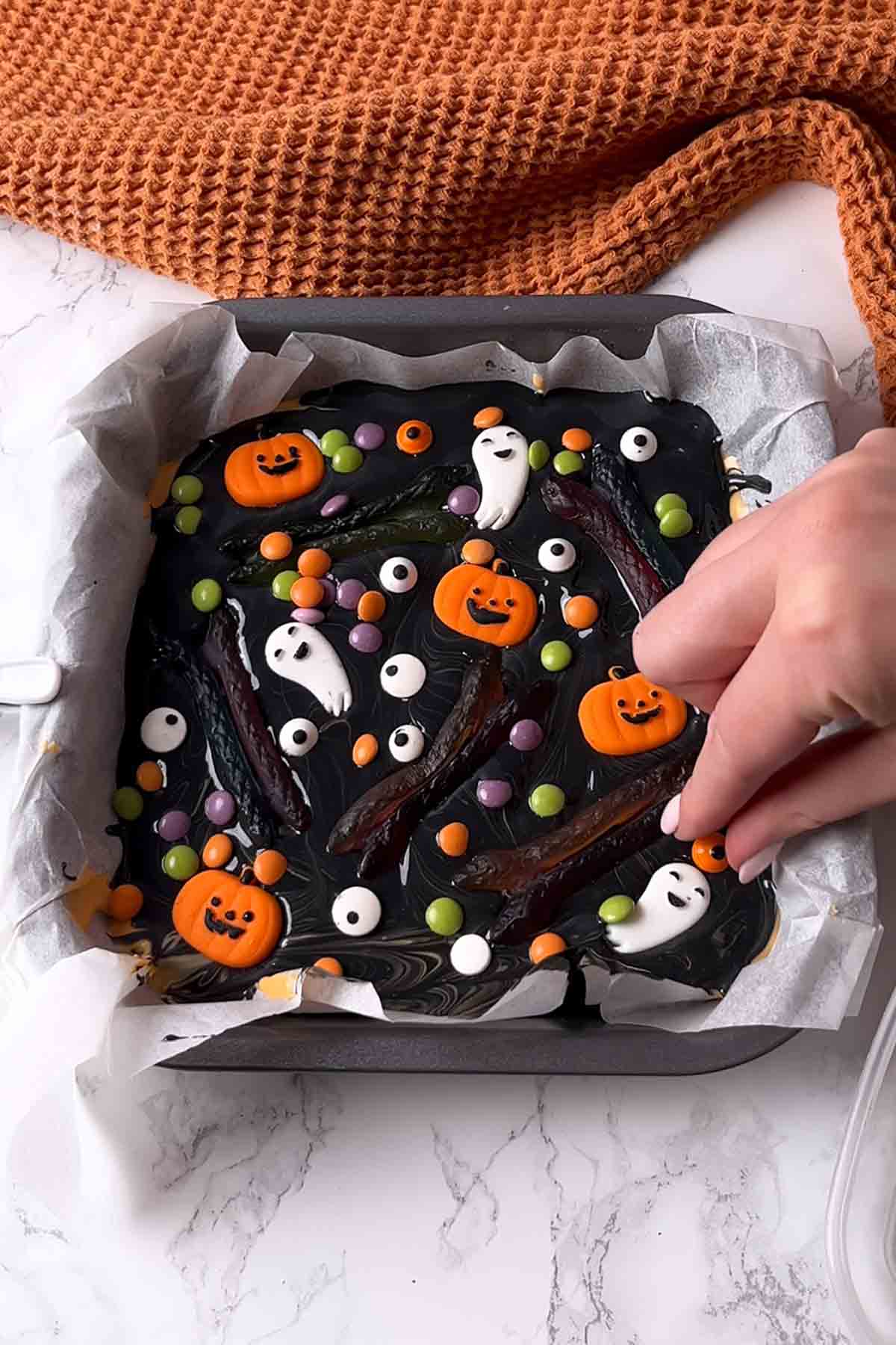finished halloween bark with toppings
