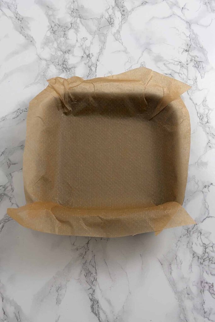how to line a square traybake tin using method 3