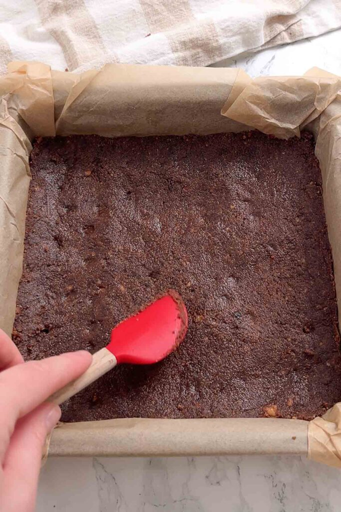 biscuit base pressed into line tin